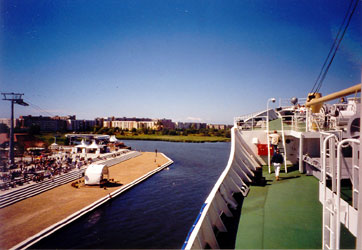 Blick vom Traditionsschiff Typ "Frieden" auf die Warnowpromenade am Landsend