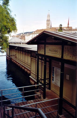 Frauenbad an der Limmat, im Hintergrund das Großmünster